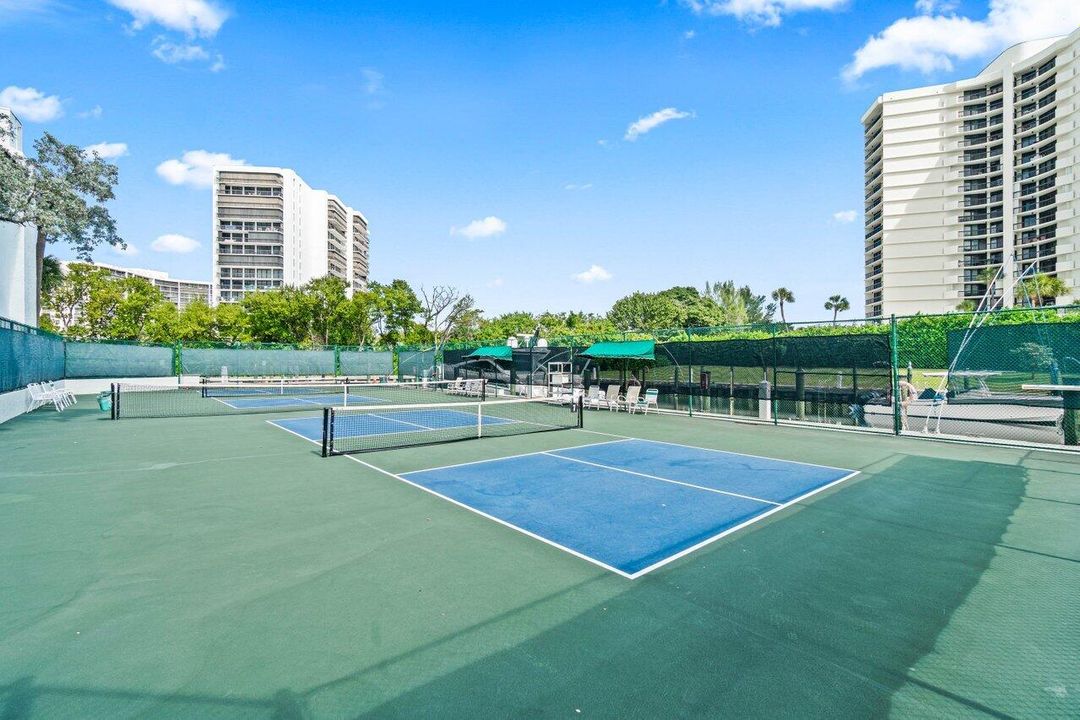 合同活跃: $918,000 (2 贝兹, 2 浴室, 1697 平方英尺)