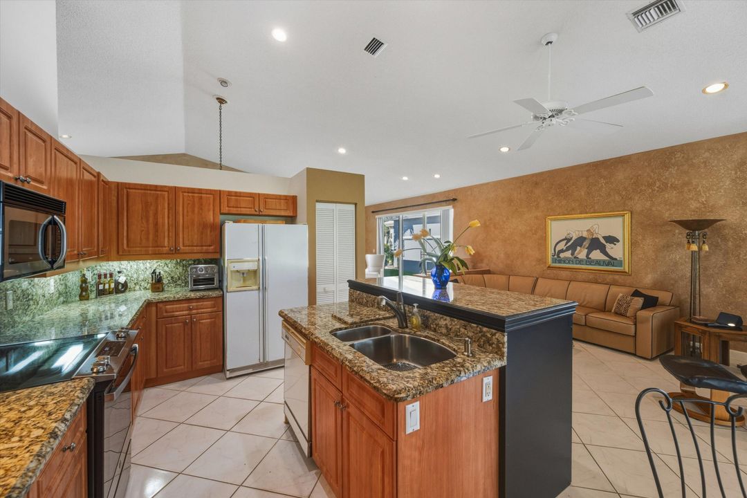 合同活跃: $299,000 (3 贝兹, 2 浴室, 2192 平方英尺)