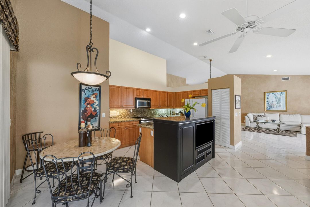 合同活跃: $299,000 (3 贝兹, 2 浴室, 2192 平方英尺)