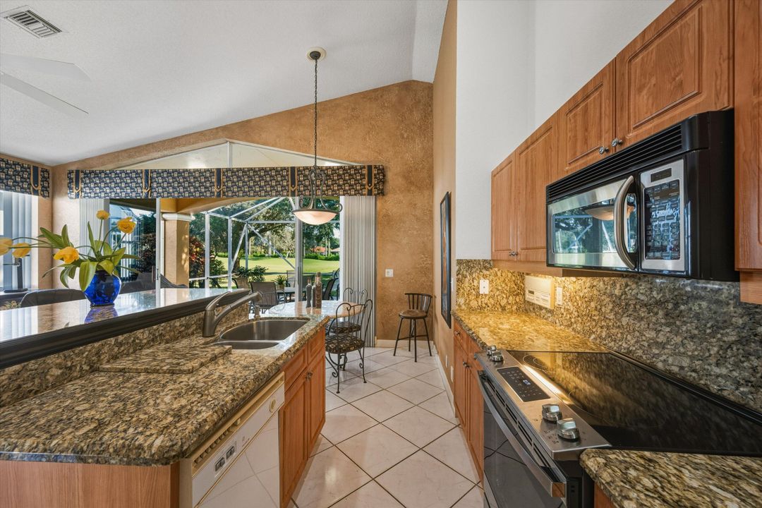 合同活跃: $299,000 (3 贝兹, 2 浴室, 2192 平方英尺)