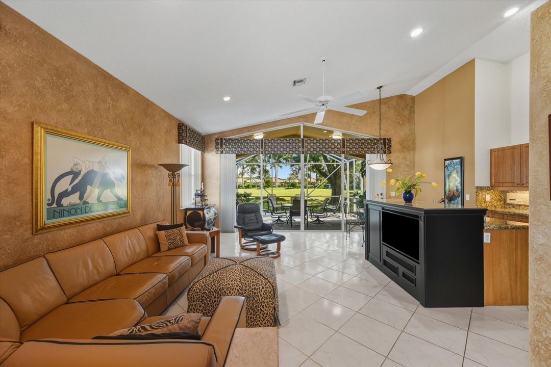 合同活跃: $299,000 (3 贝兹, 2 浴室, 2192 平方英尺)