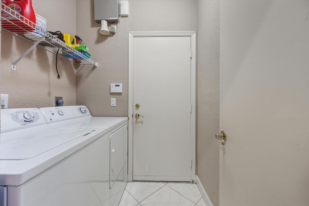 合同活跃: $299,000 (3 贝兹, 2 浴室, 2192 平方英尺)