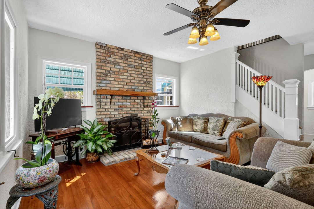 На продажу: $1,200,000 (4 спален, 2 ванн, 2302 Квадратных фут)