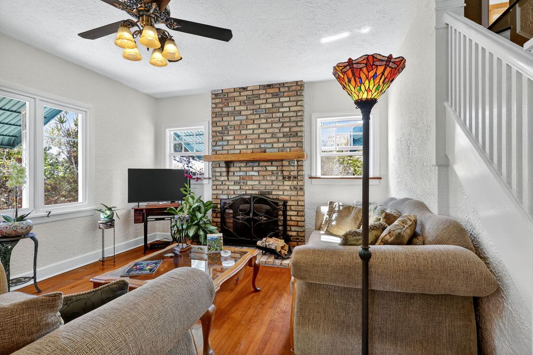 На продажу: $1,200,000 (4 спален, 2 ванн, 2302 Квадратных фут)