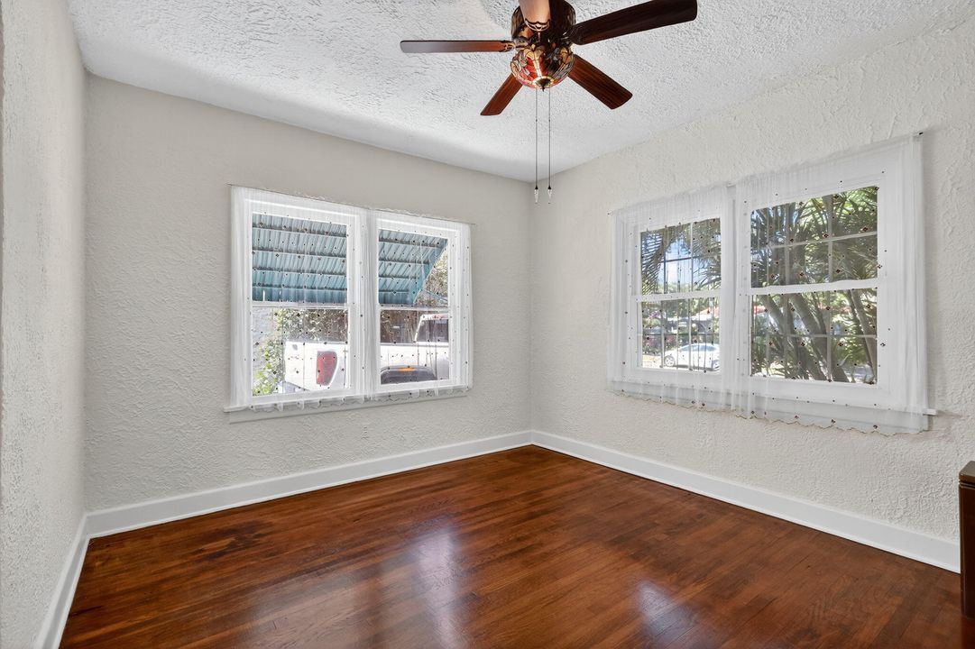 На продажу: $1,200,000 (4 спален, 2 ванн, 2302 Квадратных фут)