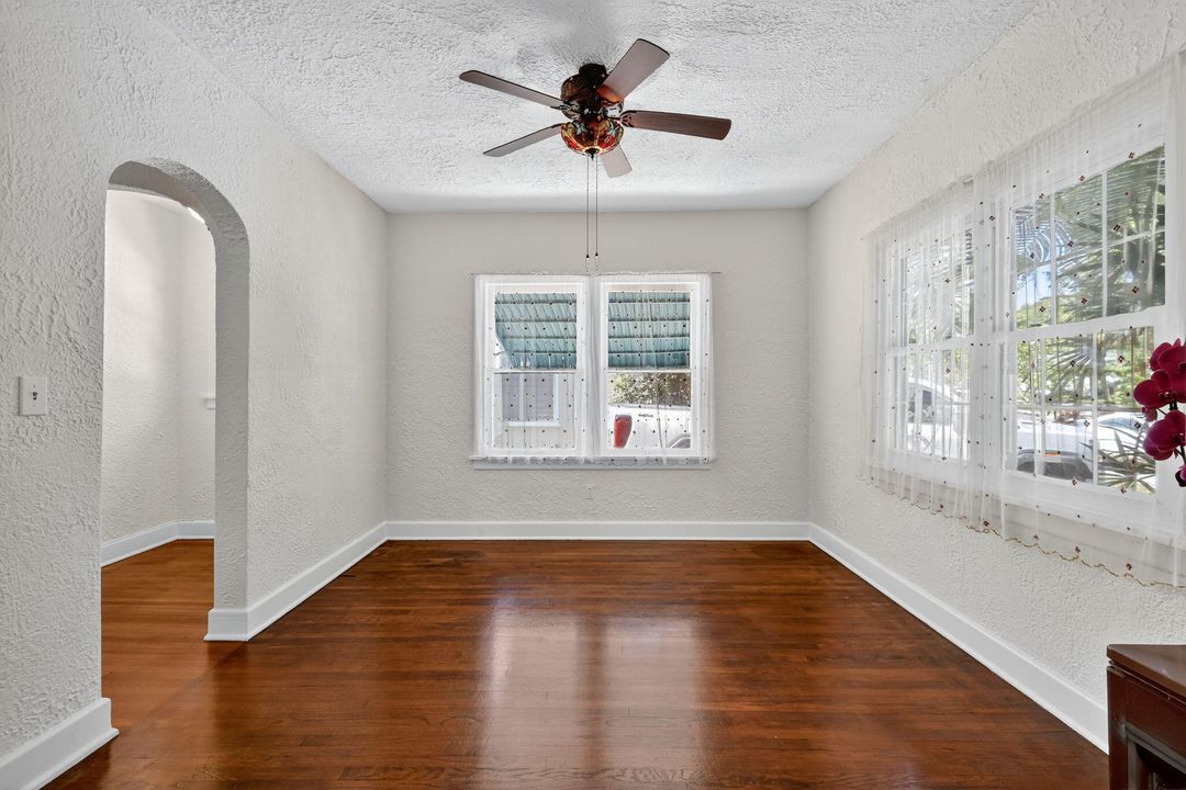 На продажу: $1,200,000 (4 спален, 2 ванн, 2302 Квадратных фут)