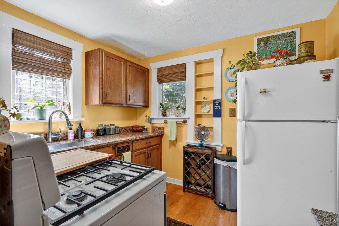 На продажу: $1,200,000 (4 спален, 2 ванн, 2302 Квадратных фут)