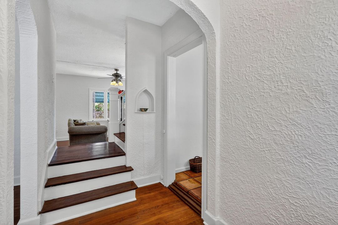 На продажу: $1,200,000 (4 спален, 2 ванн, 2302 Квадратных фут)