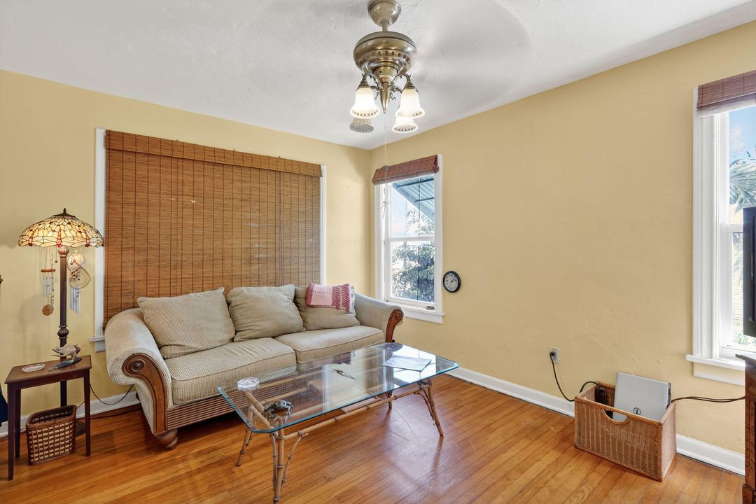 На продажу: $1,200,000 (4 спален, 2 ванн, 2302 Квадратных фут)