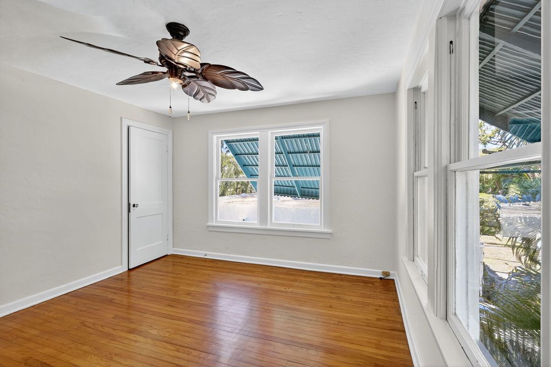 На продажу: $1,200,000 (4 спален, 2 ванн, 2302 Квадратных фут)