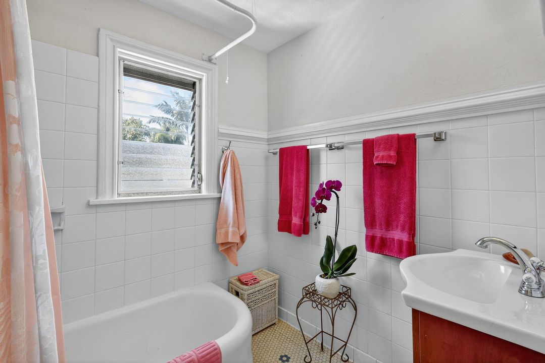 На продажу: $1,200,000 (4 спален, 2 ванн, 2302 Квадратных фут)