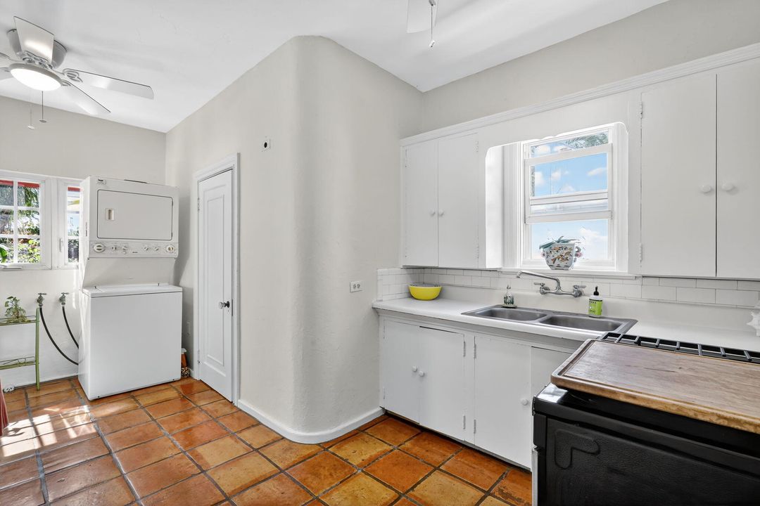 На продажу: $1,200,000 (4 спален, 2 ванн, 2302 Квадратных фут)