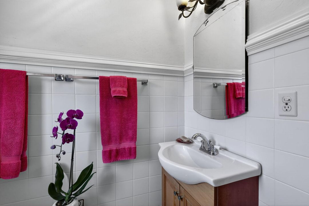 На продажу: $1,200,000 (4 спален, 2 ванн, 2302 Квадратных фут)