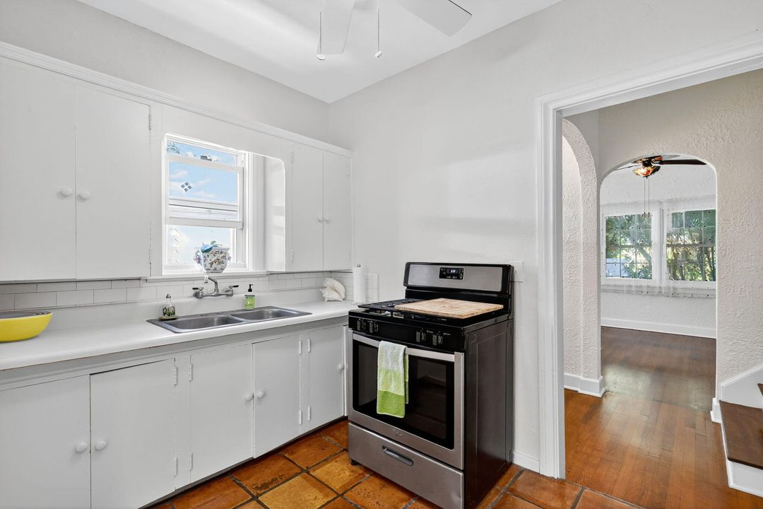 На продажу: $1,200,000 (4 спален, 2 ванн, 2302 Квадратных фут)