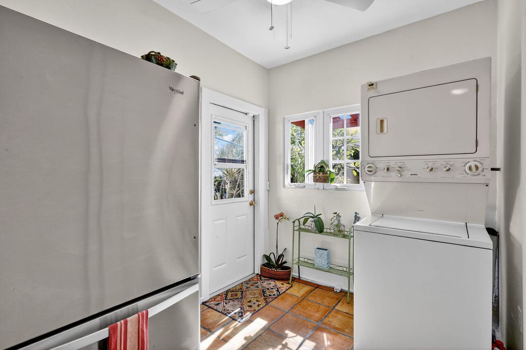 На продажу: $1,200,000 (4 спален, 2 ванн, 2302 Квадратных фут)