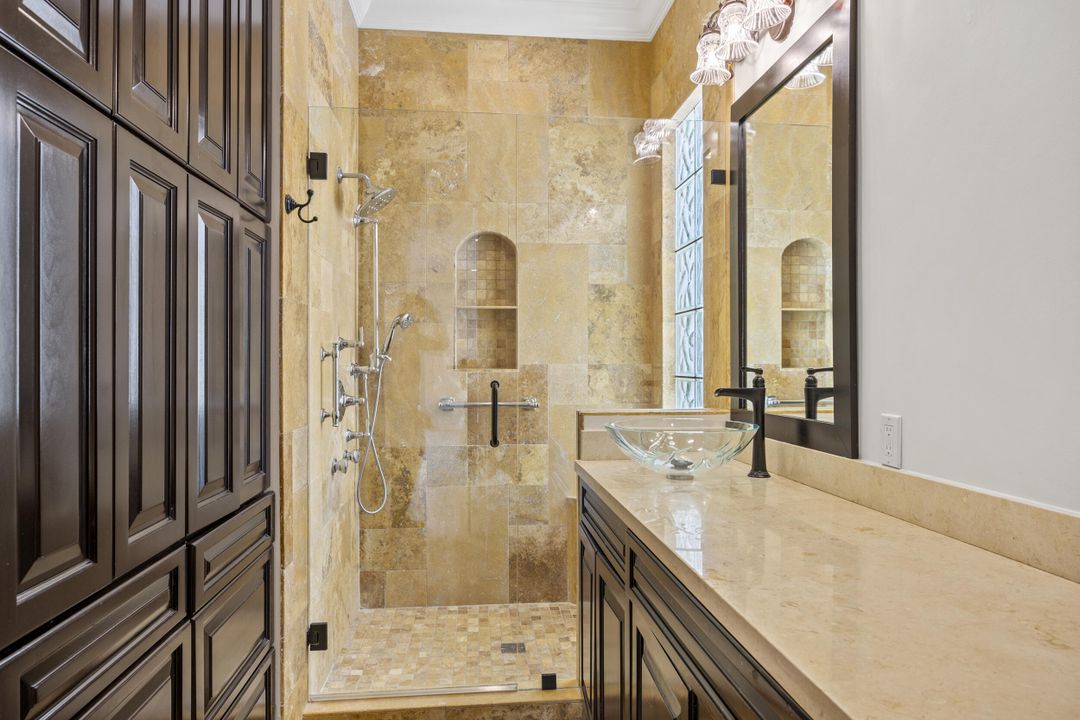 Activo con contrato: $990,000 (3 camas, 2 baños, 2028 Pies cuadrados)