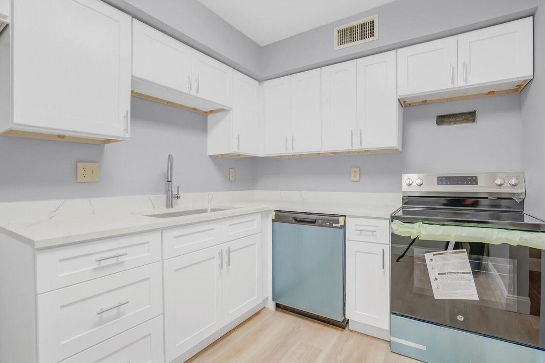 На продажу: $265,000 (2 спален, 2 ванн, 1008 Квадратных фут)