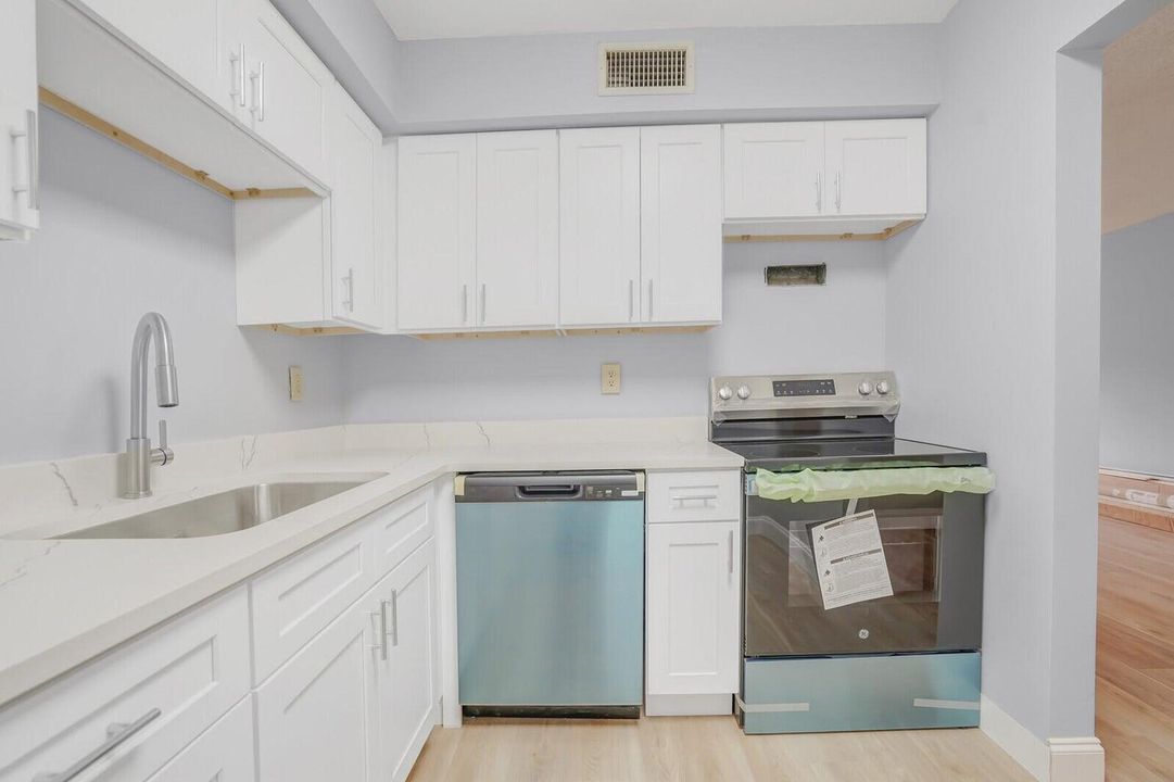 На продажу: $265,000 (2 спален, 2 ванн, 1008 Квадратных фут)