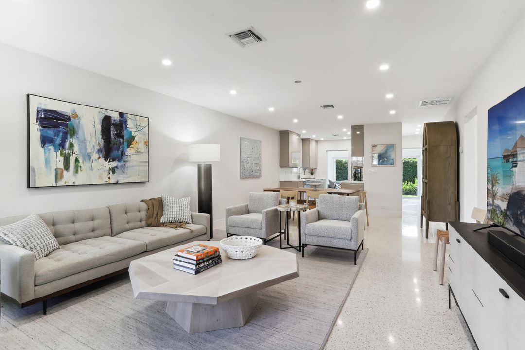 出租: $14,000 (2 贝兹, 2 浴室, 1300 平方英尺)