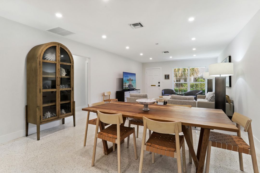 出租: $14,000 (2 贝兹, 2 浴室, 1300 平方英尺)