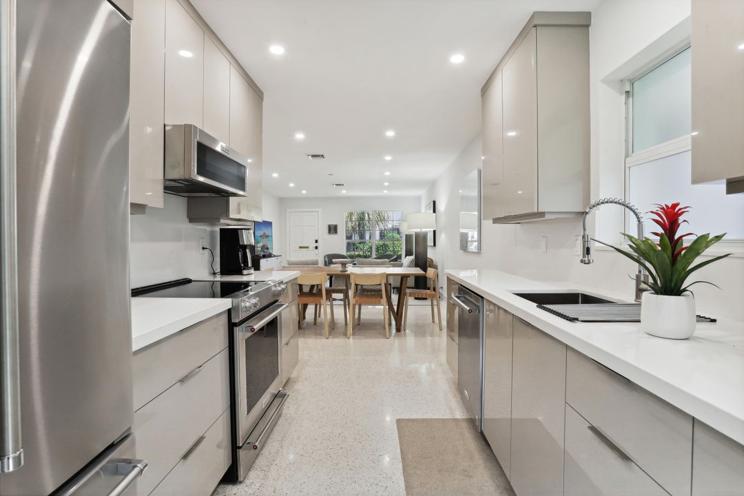 出租: $14,000 (2 贝兹, 2 浴室, 1300 平方英尺)