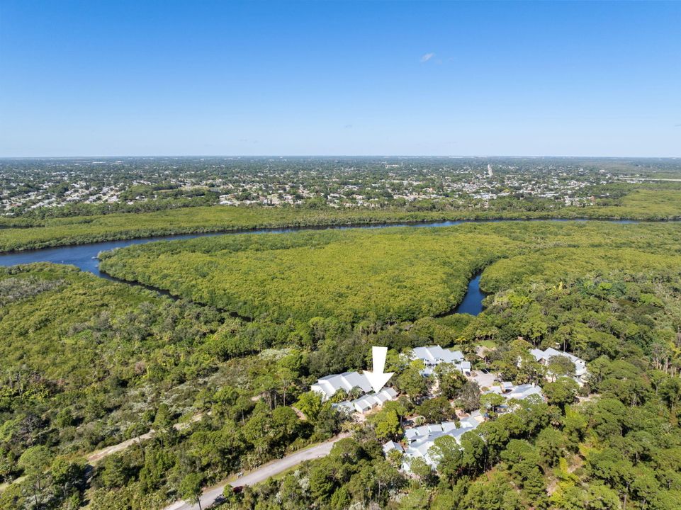 For Sale: $269,900 (2 beds, 2 baths, 977 Square Feet)