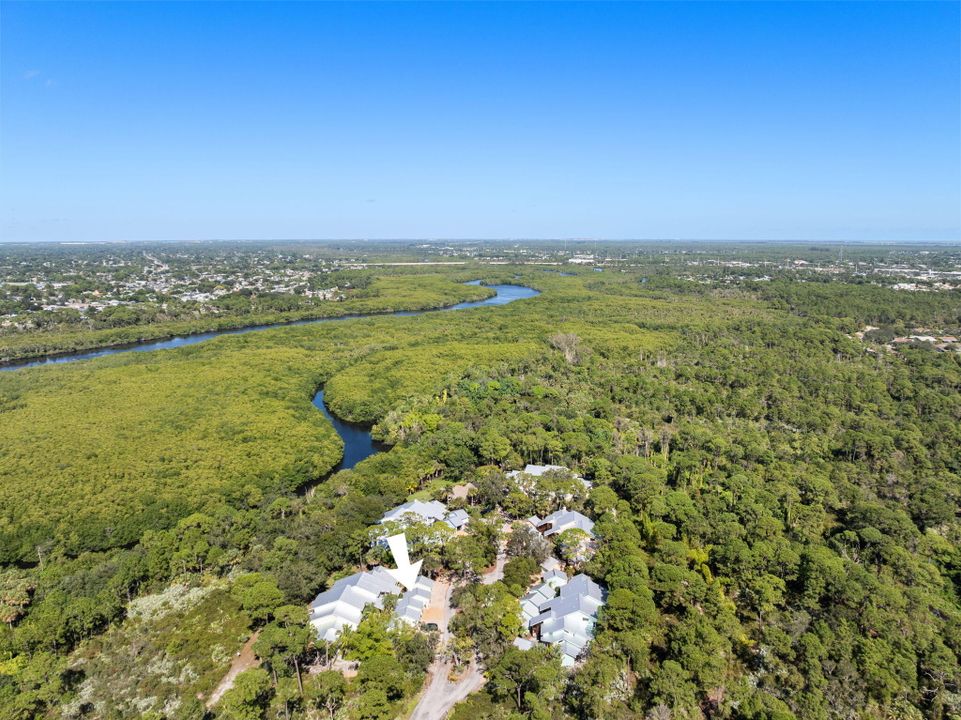 For Sale: $269,900 (2 beds, 2 baths, 977 Square Feet)