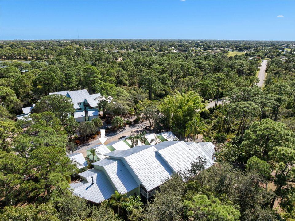 For Sale: $269,900 (2 beds, 2 baths, 977 Square Feet)