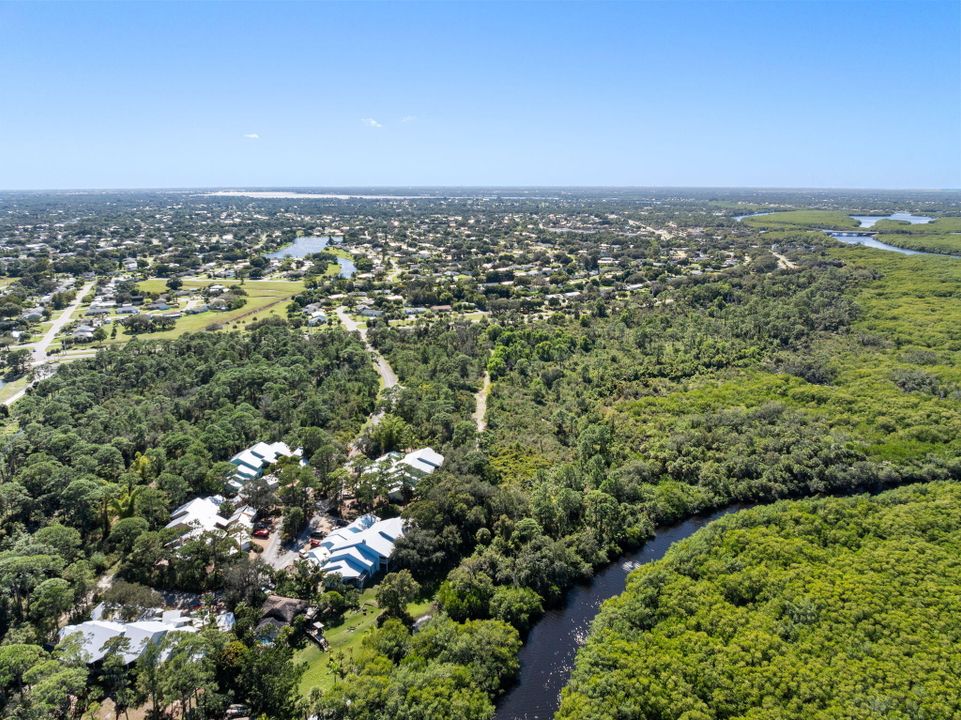 For Sale: $269,900 (2 beds, 2 baths, 977 Square Feet)