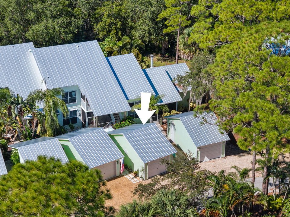 For Sale: $269,900 (2 beds, 2 baths, 977 Square Feet)