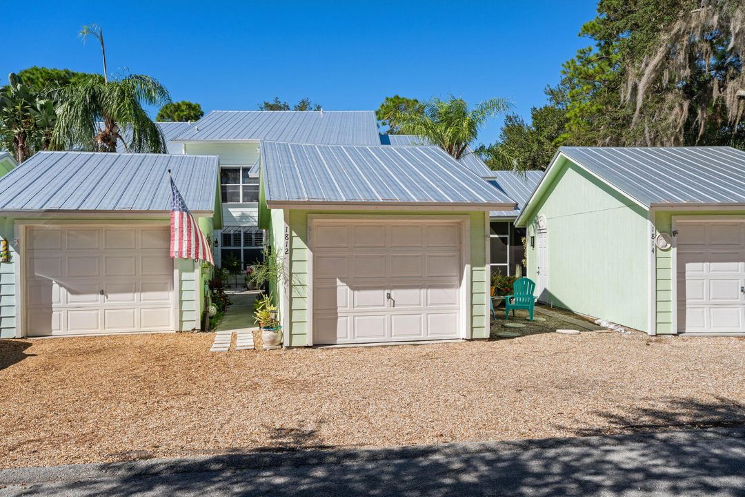 For Sale: $269,900 (2 beds, 2 baths, 977 Square Feet)