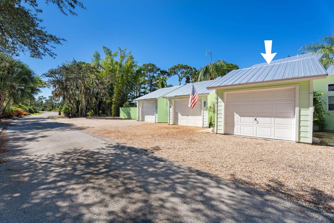 For Sale: $269,900 (2 beds, 2 baths, 977 Square Feet)