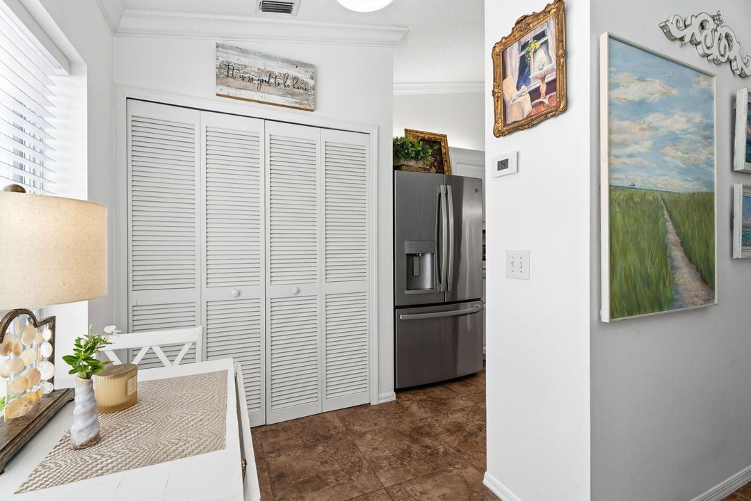 For Sale: $269,900 (2 beds, 2 baths, 977 Square Feet)