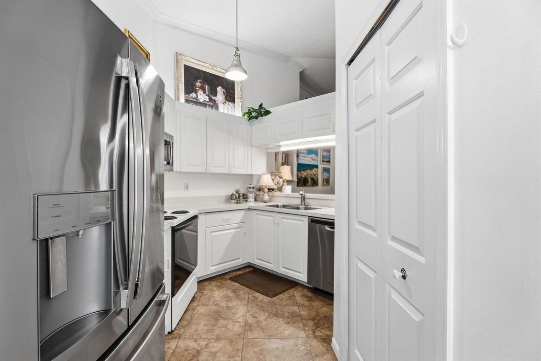 For Sale: $269,900 (2 beds, 2 baths, 977 Square Feet)