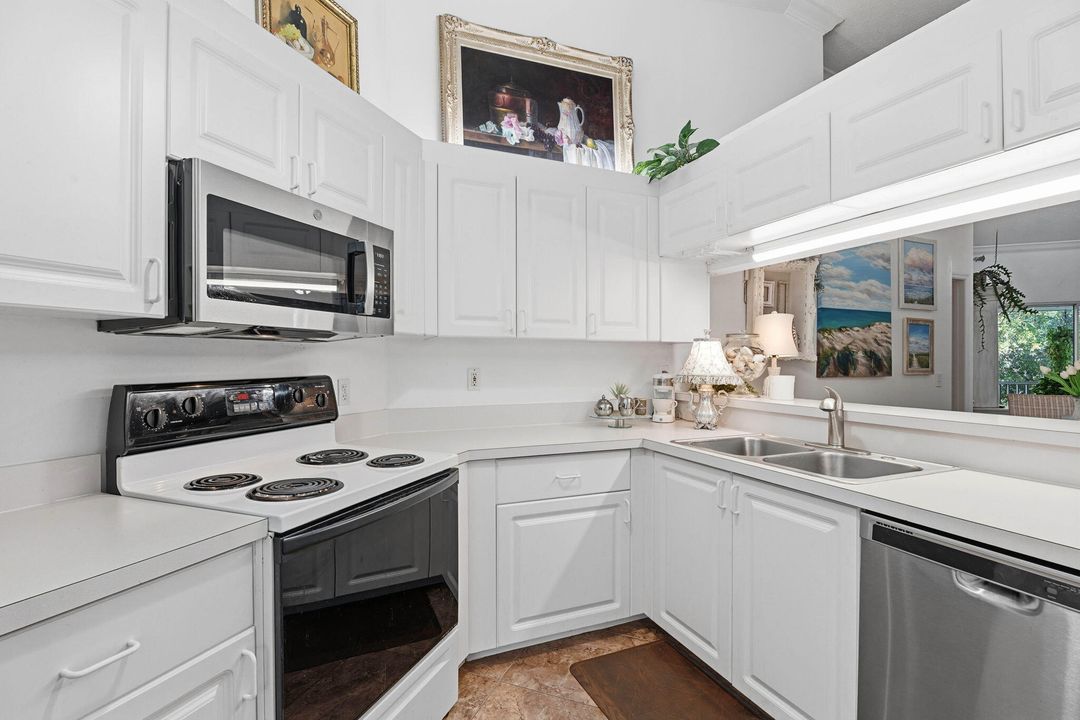 For Sale: $269,900 (2 beds, 2 baths, 977 Square Feet)