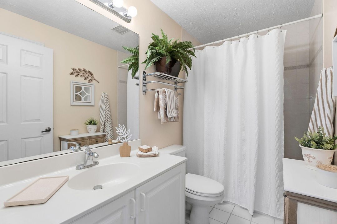 For Sale: $269,900 (2 beds, 2 baths, 977 Square Feet)