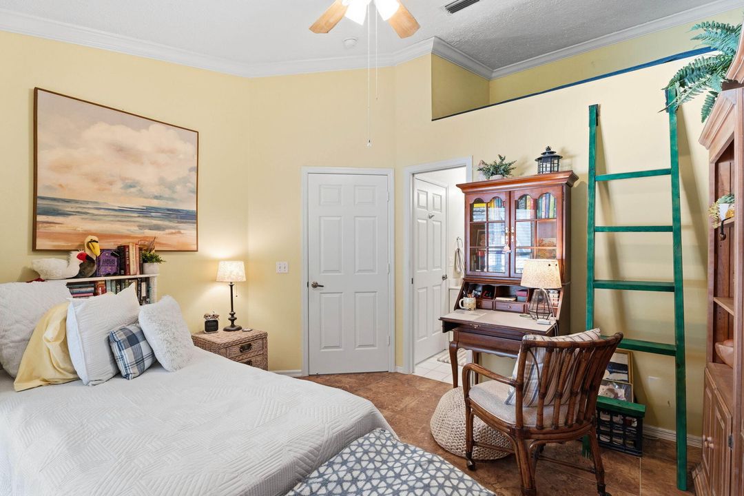 For Sale: $269,900 (2 beds, 2 baths, 977 Square Feet)