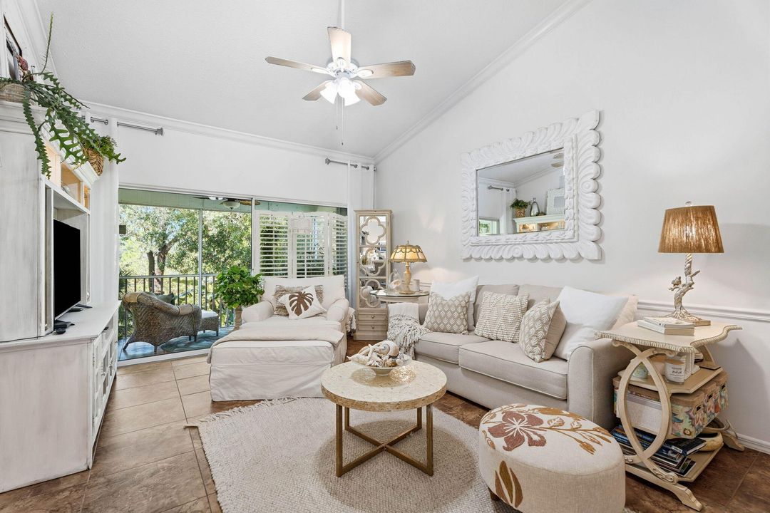 For Sale: $269,900 (2 beds, 2 baths, 977 Square Feet)