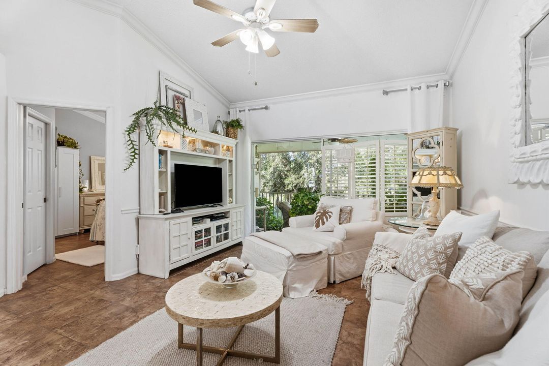 For Sale: $269,900 (2 beds, 2 baths, 977 Square Feet)