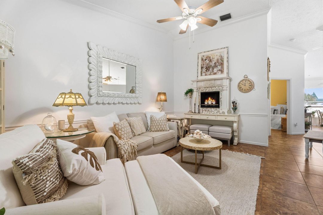 For Sale: $269,900 (2 beds, 2 baths, 977 Square Feet)