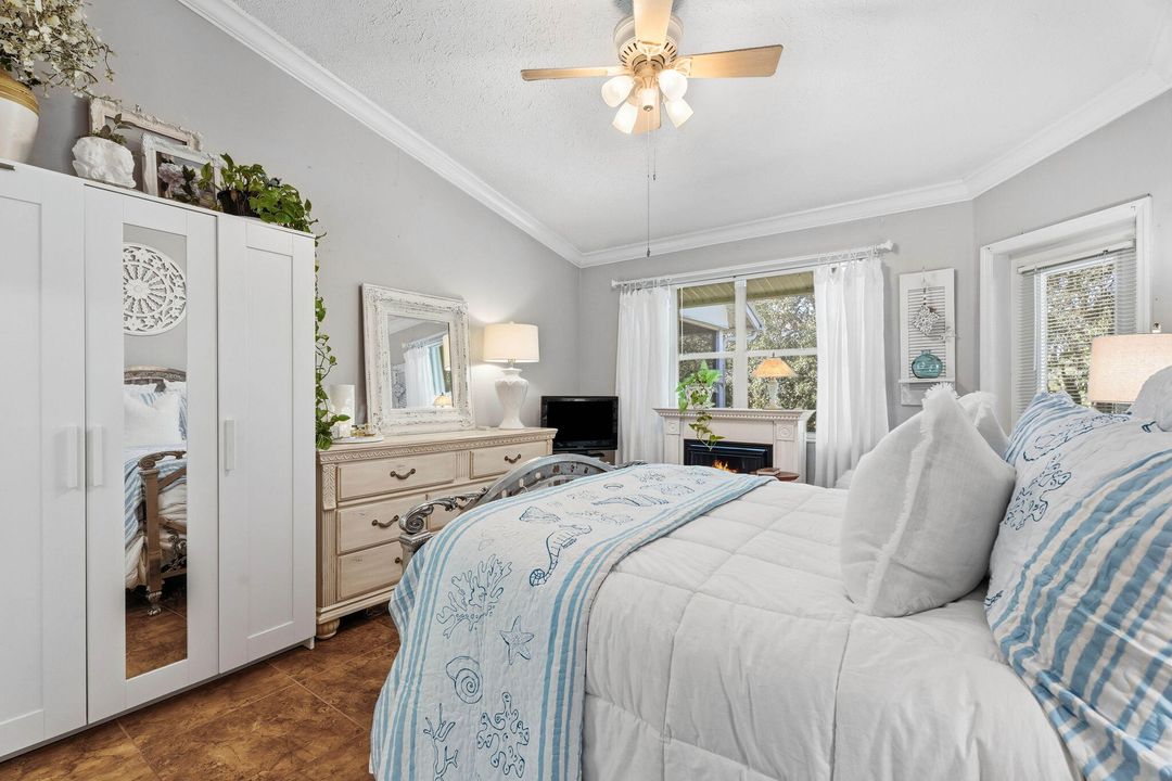 For Sale: $269,900 (2 beds, 2 baths, 977 Square Feet)