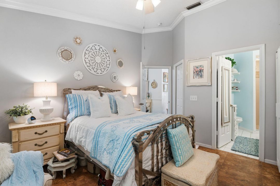 For Sale: $269,900 (2 beds, 2 baths, 977 Square Feet)