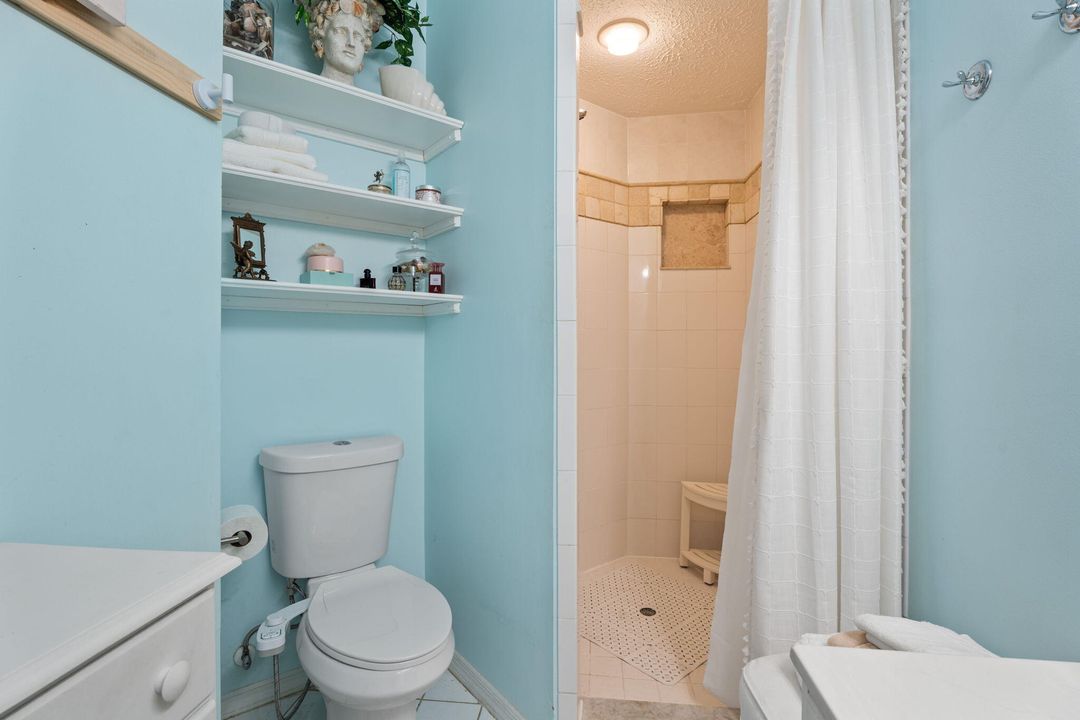 For Sale: $269,900 (2 beds, 2 baths, 977 Square Feet)