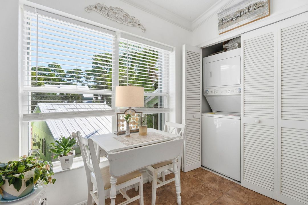 For Sale: $269,900 (2 beds, 2 baths, 977 Square Feet)