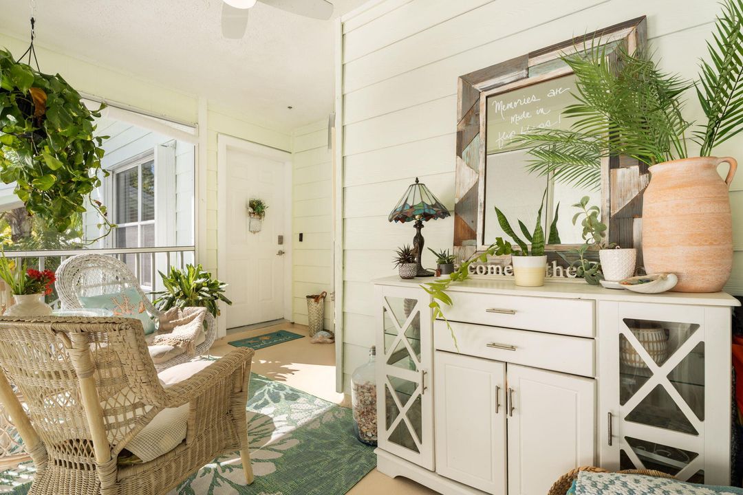 For Sale: $269,900 (2 beds, 2 baths, 977 Square Feet)