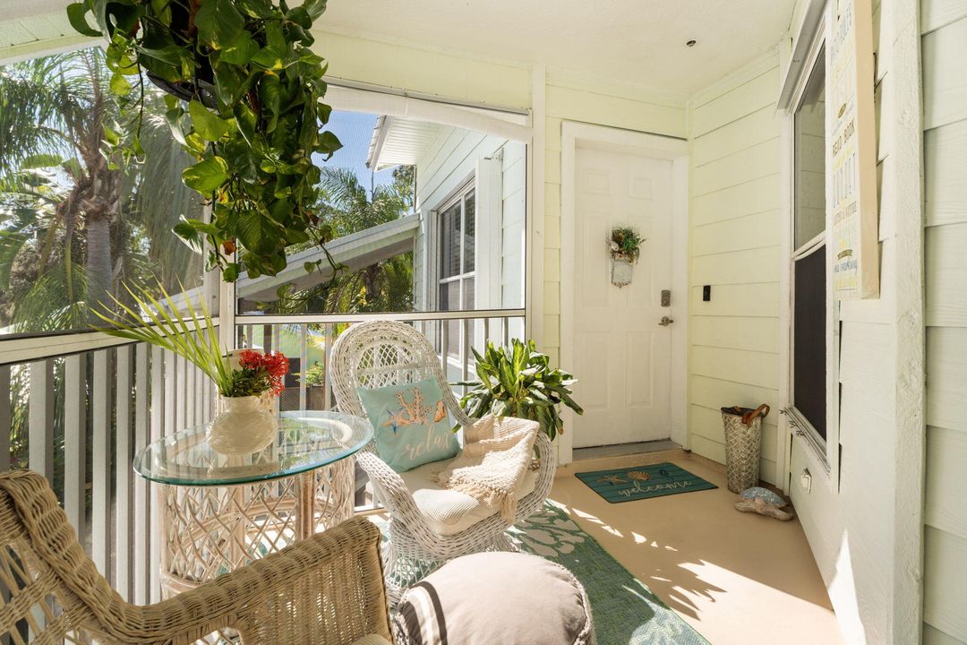 For Sale: $269,900 (2 beds, 2 baths, 977 Square Feet)