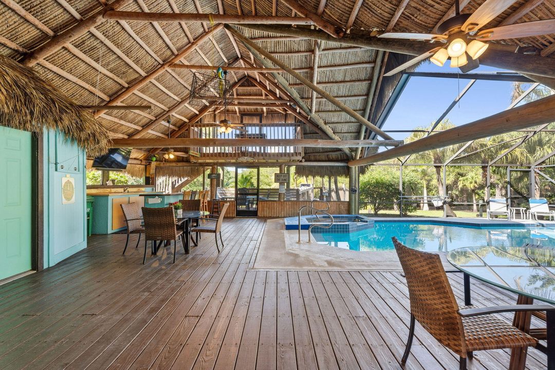 For Sale: $269,900 (2 beds, 2 baths, 977 Square Feet)