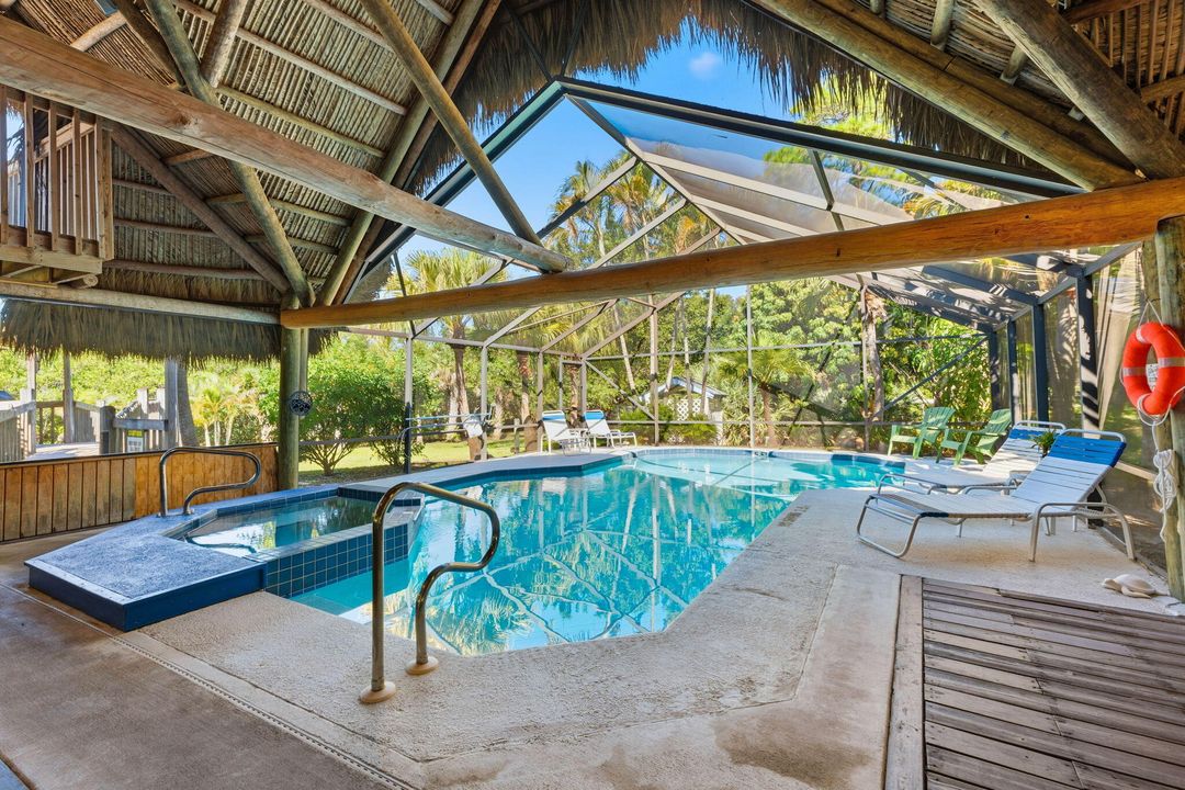 For Sale: $269,900 (2 beds, 2 baths, 977 Square Feet)