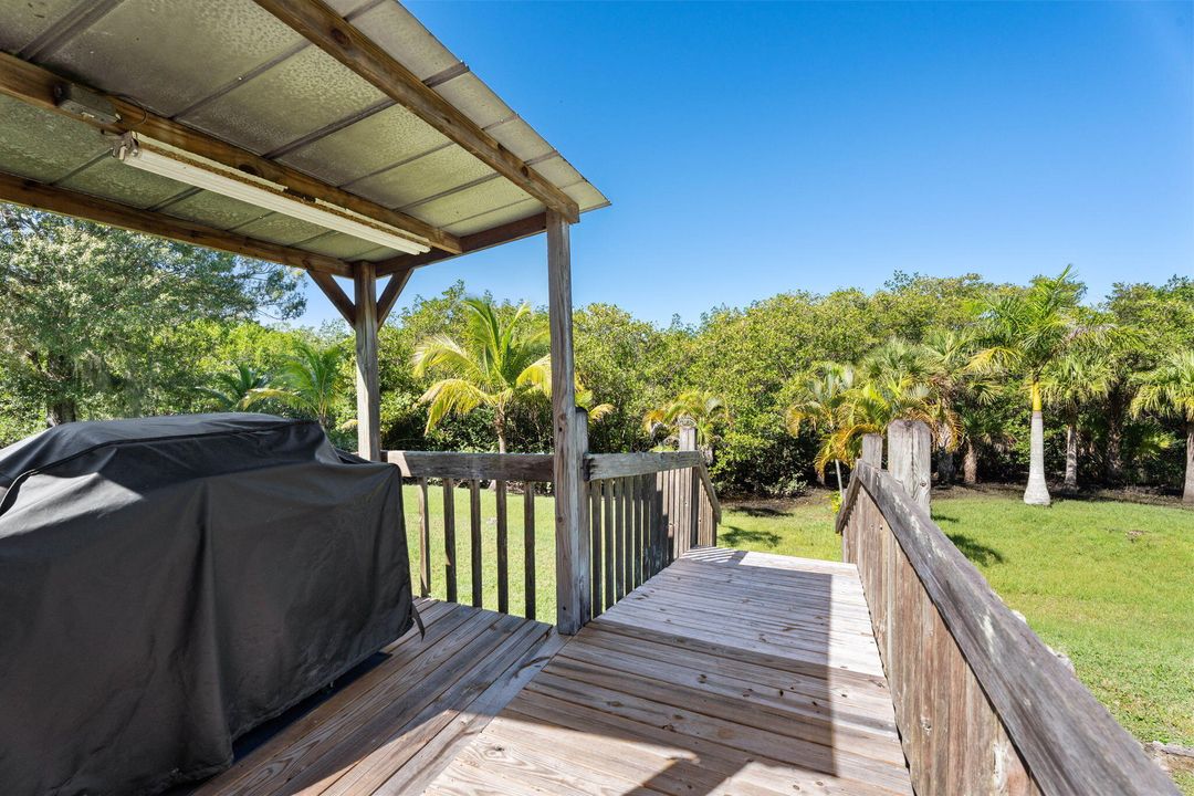 For Sale: $269,900 (2 beds, 2 baths, 977 Square Feet)