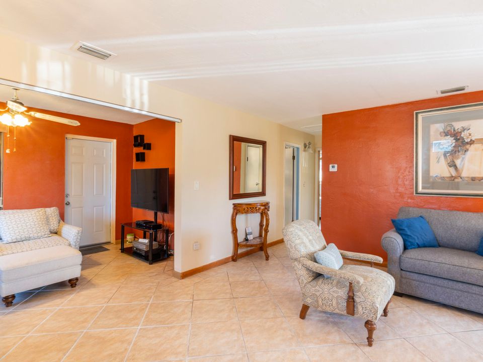 Active With Contract: $425,000 (2 beds, 1 baths, 1002 Square Feet)